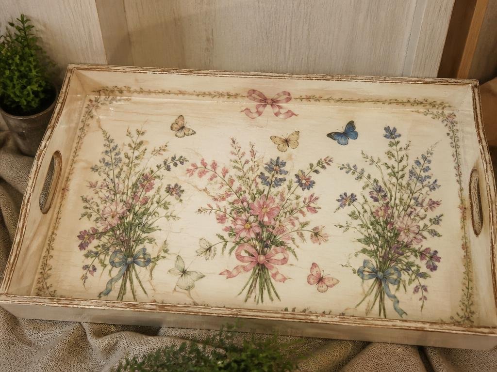 Bandeja vintage decorada com decoupage