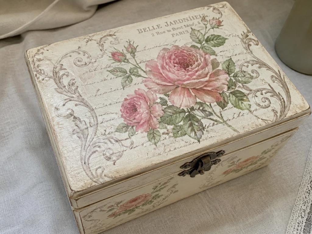 Caixa vintage decorada com decoupage de rosas